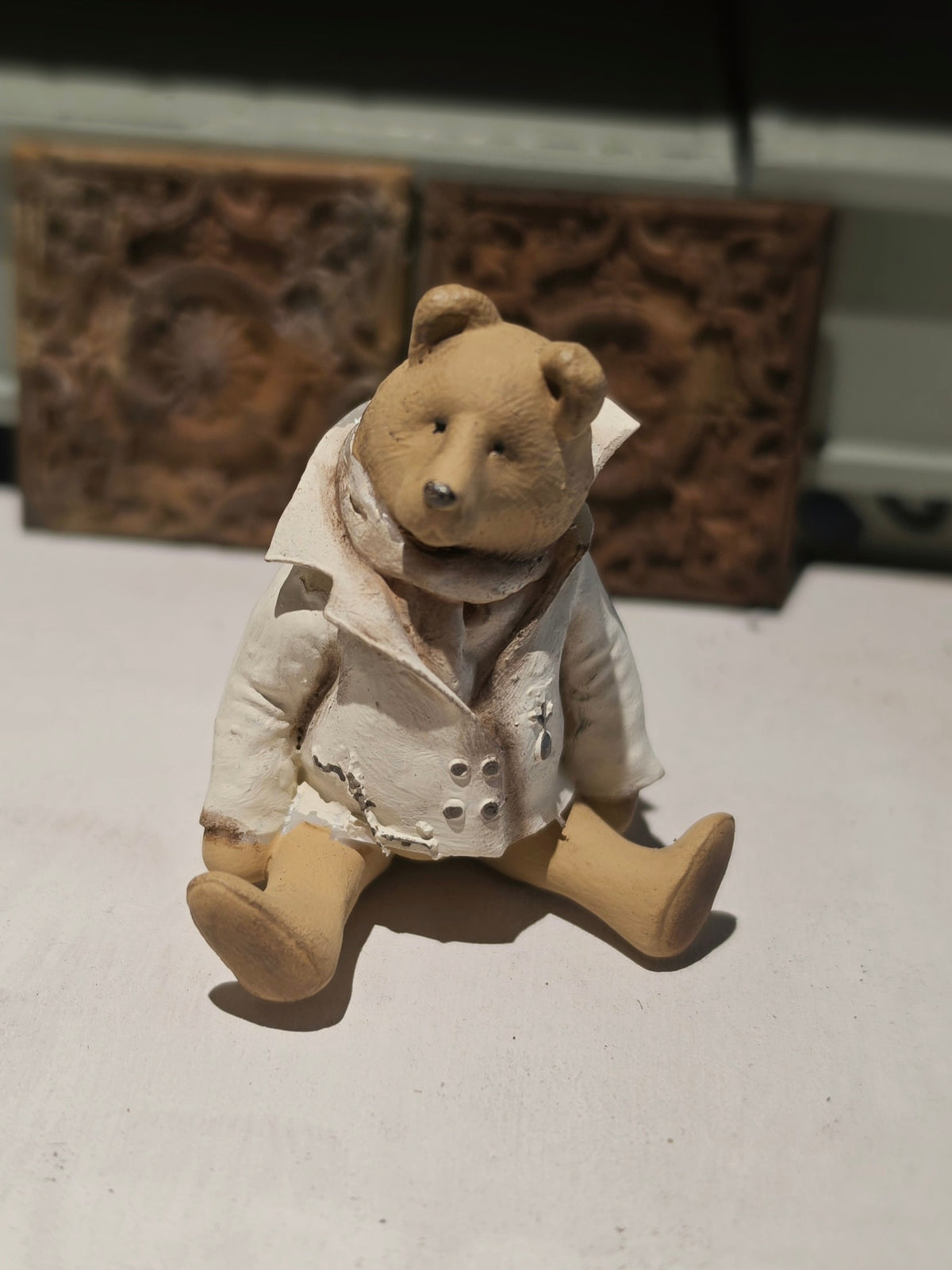 Romantische Miniatuur zittende Beer 1:12 Handgemaakt en Handbeschilderd Uniek Poppenhuis Accessoire