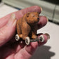 Miniatuur Oude Speelgoedbeer op Wielen – Nostalgische Brocante Charme