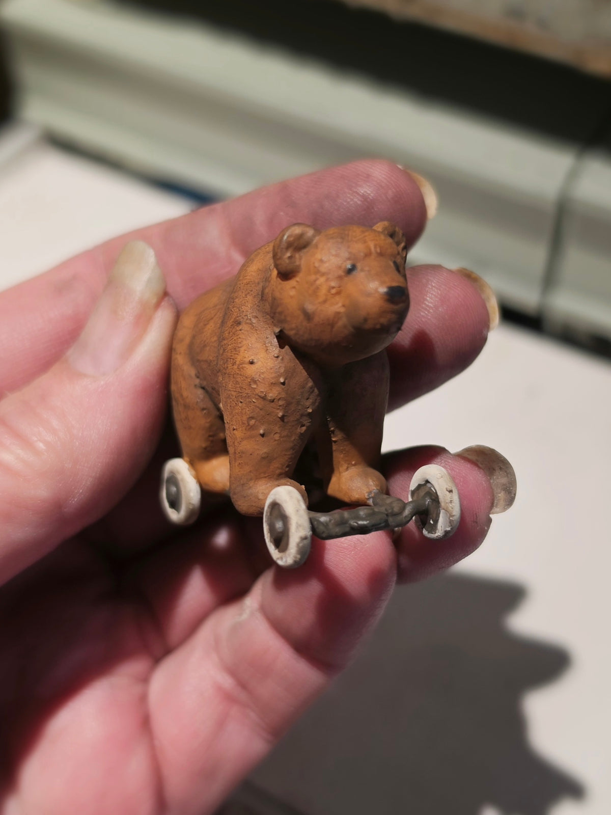 Miniatuur Oude Speelgoedbeer op Wielen – Nostalgische Brocante Charme