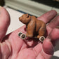 Miniatuur Oude Speelgoedbeer op Wielen – Nostalgische Brocante Charme