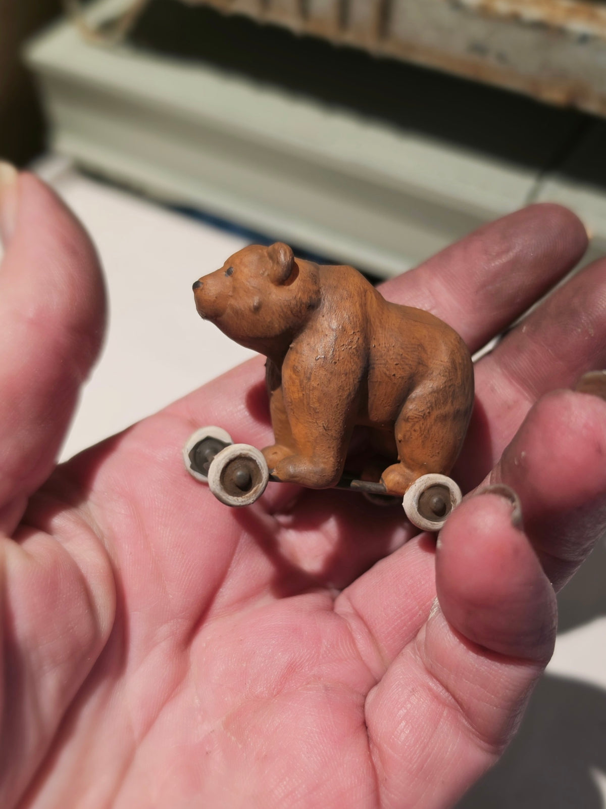 Miniatuur Oude Speelgoedbeer op Wielen – Nostalgische Brocante Charme