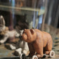 Miniatuur Oude Speelgoedbeer op Wielen – Nostalgische Brocante Charme