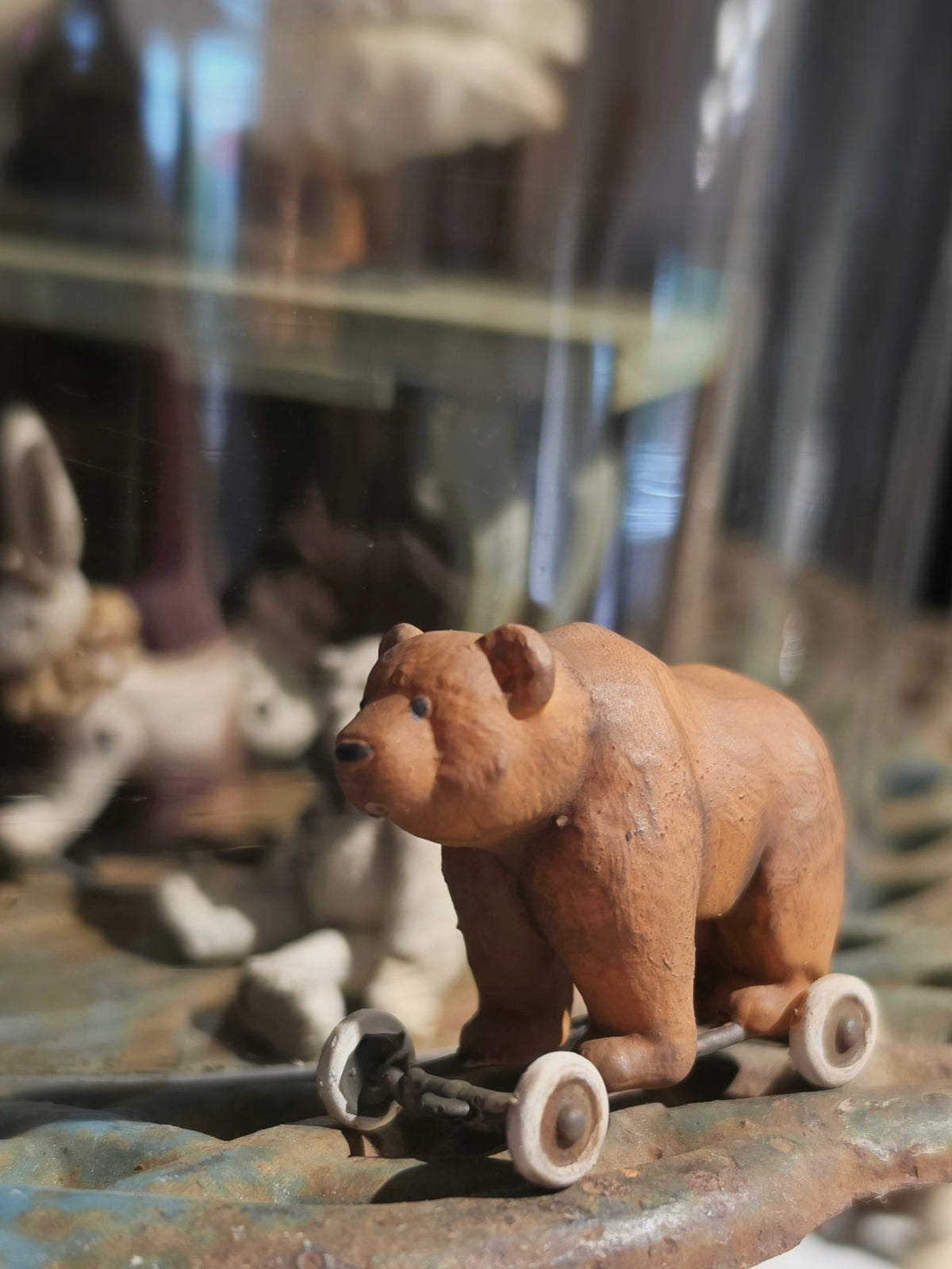 Miniatuur Oude Speelgoedbeer op Wielen – Nostalgische Brocante Charme