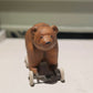 Miniatuur Oude Speelgoedbeer op Wielen – Nostalgische Brocante Charme