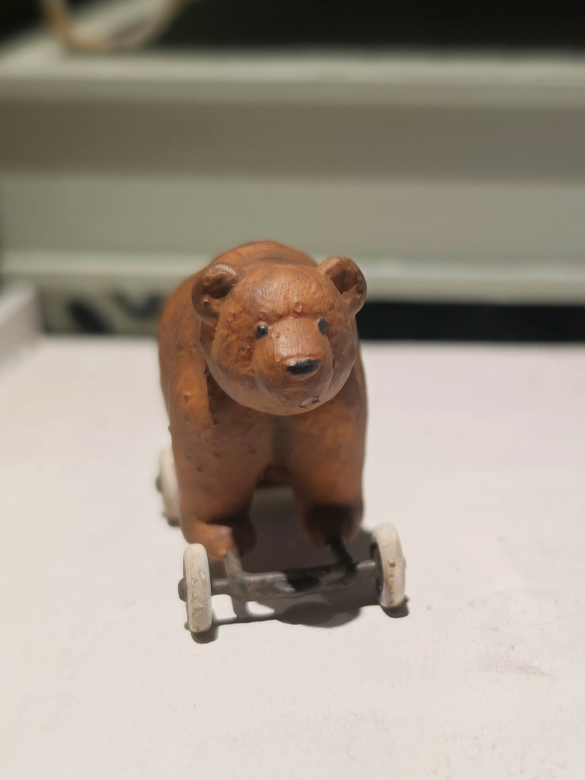 Miniatuur Oude Speelgoedbeer op Wielen – Nostalgische Brocante Charme