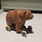 Miniatuur Oude Speelgoedbeer op Wielen – Nostalgische Brocante Charme