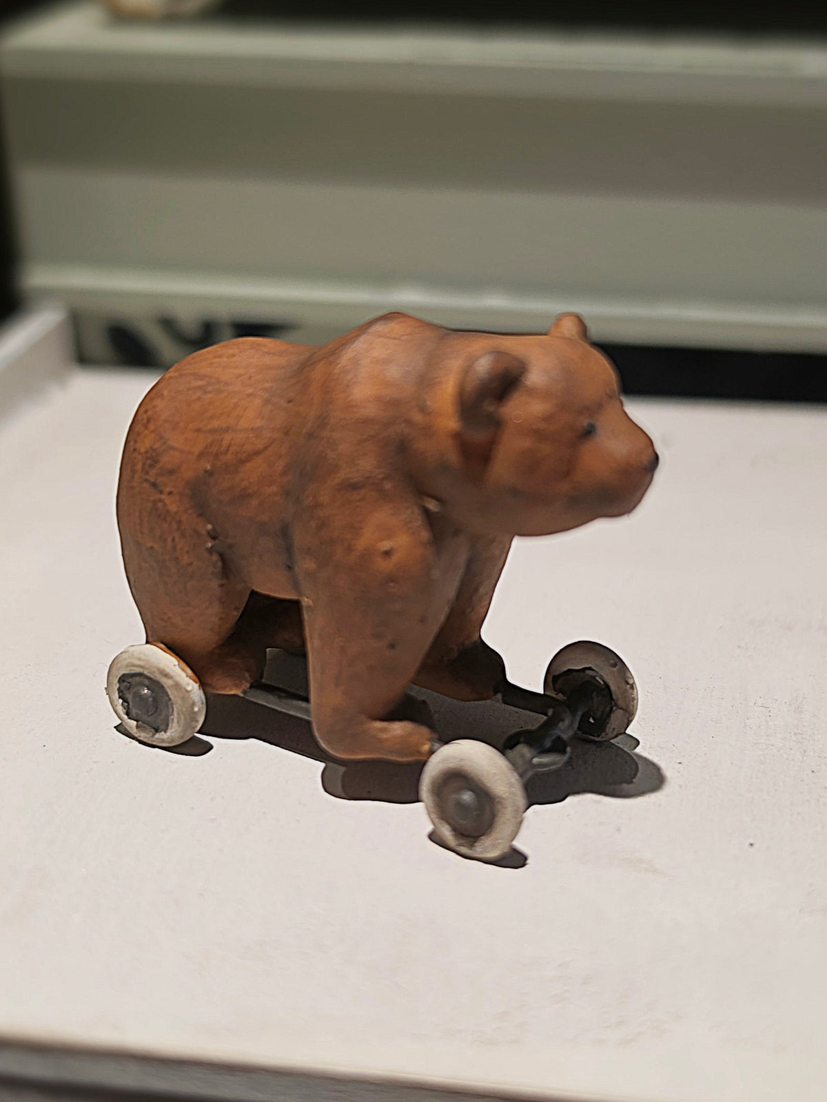 Miniatuur Oude Speelgoedbeer op Wielen – Nostalgische Brocante Charme