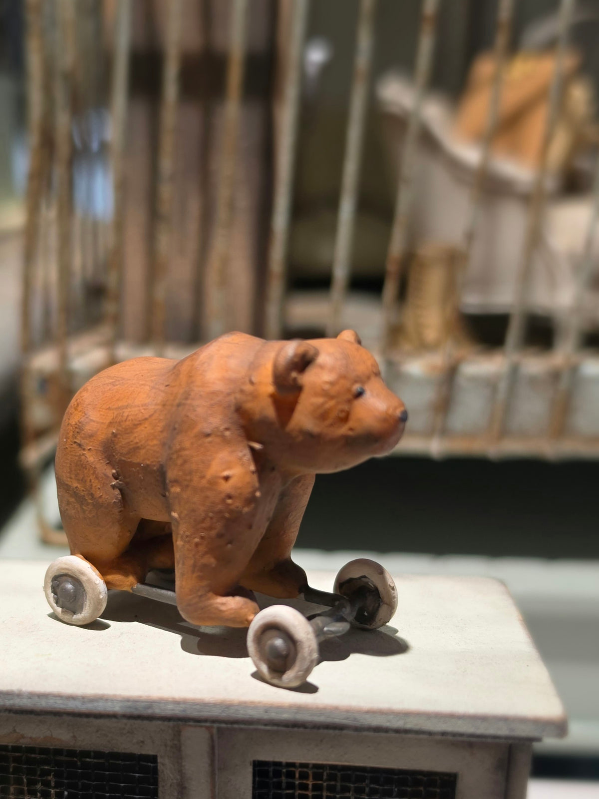 Miniatuur Oude Speelgoedbeer op Wielen – Nostalgische Brocante Charme