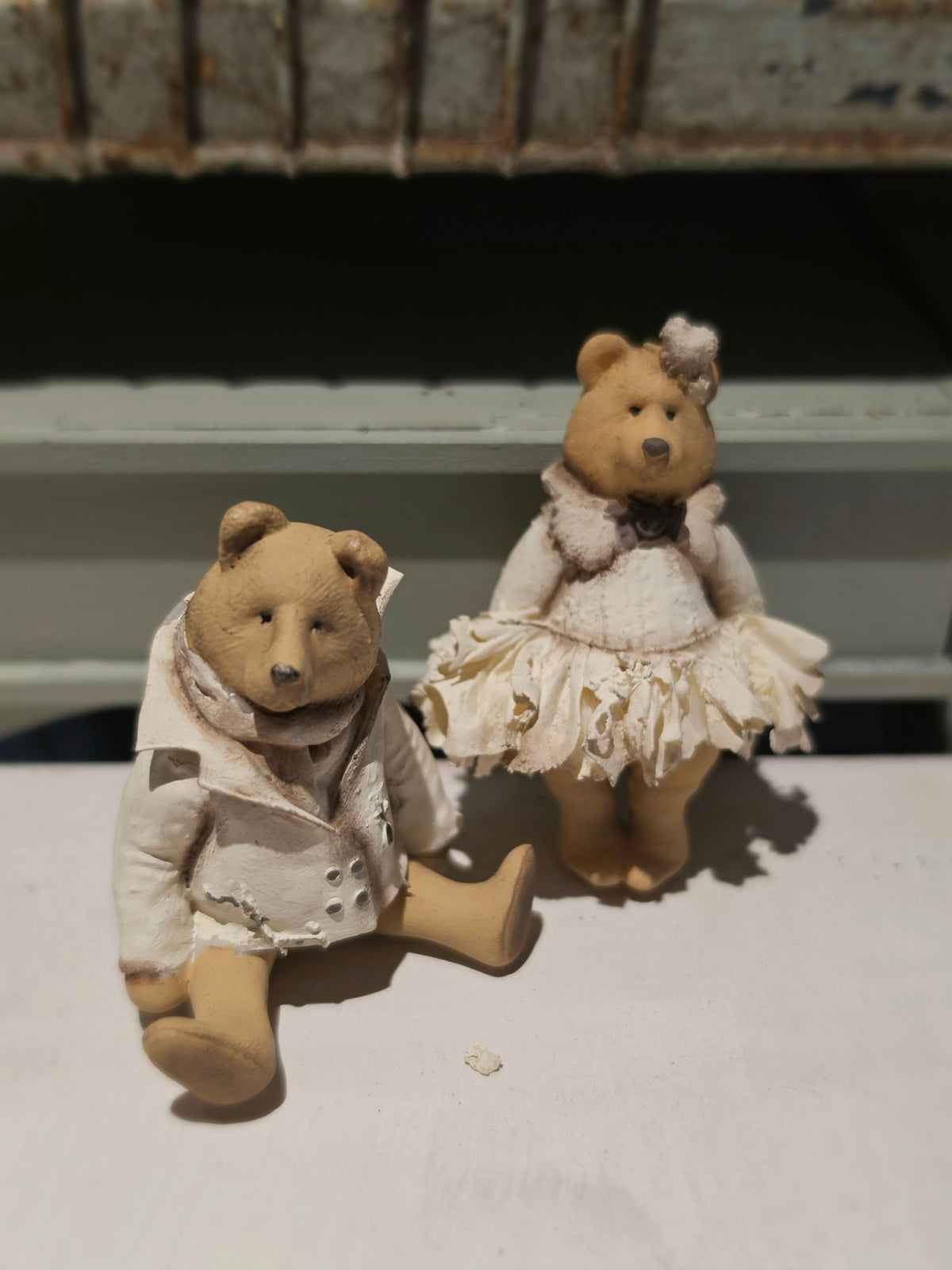 Romantische Miniatuur zittende Beer 1:12 Handgemaakt en Handbeschilderd Uniek Poppenhuis Accessoire