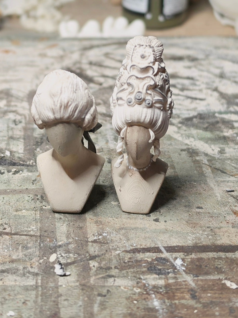 Miniatuur Brocante Hoedenhoofd met Marie Antoinette Pruik 1:12 | Handgemaakt & Handbeschilderd | Resin Paspop | Franse Brocante Poppenhuis Decoratie