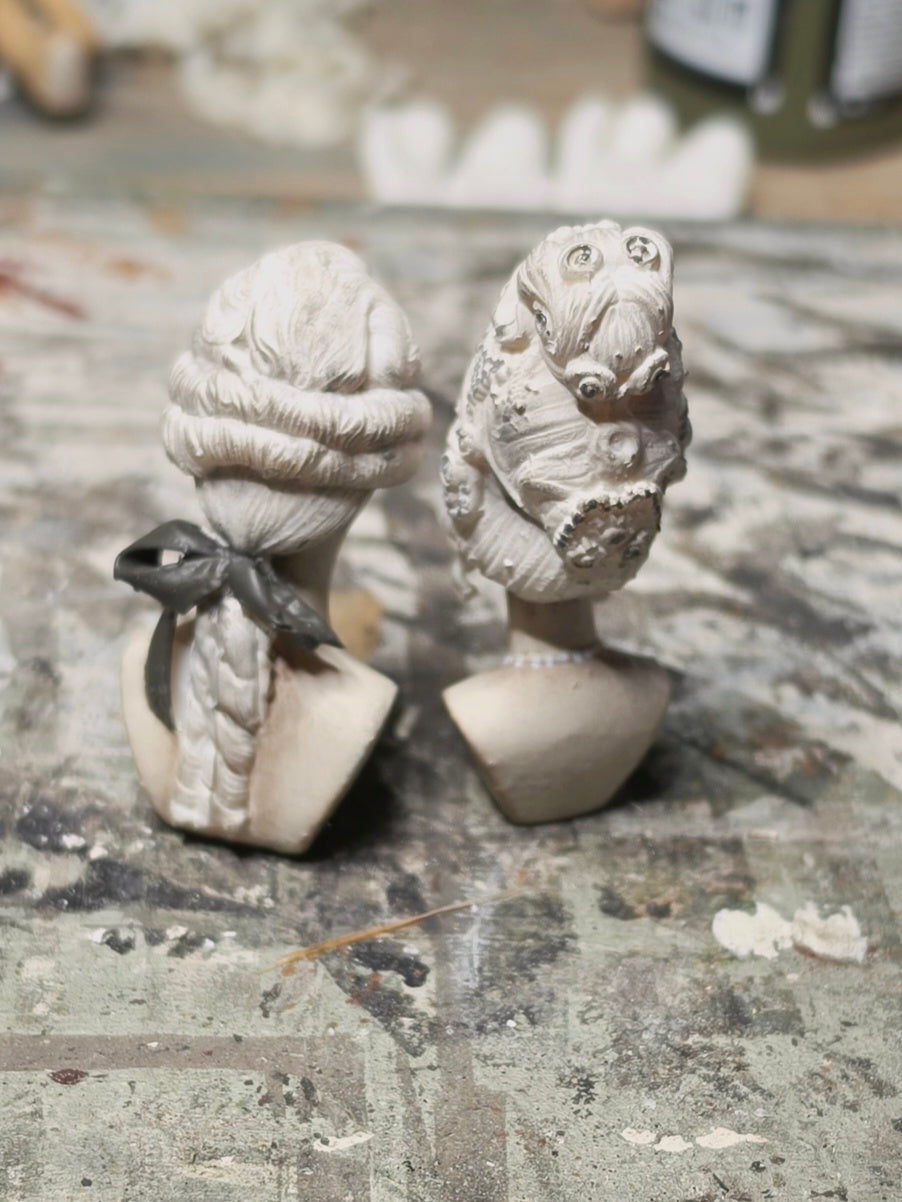 Miniatuur Brocante Hoedenhoofd met Marie Antoinette Pruik 1:12 | Handgemaakt & Handbeschilderd | Resin Paspop | Franse Brocante Poppenhuis Decoratie