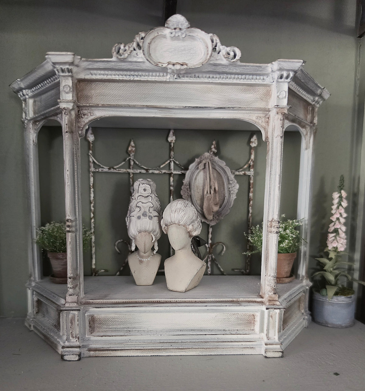 Miniatuur Brocante Hoedenhoofd met Marie Antoinette Pruik 1:12 | Handgemaakt & Handbeschilderd | Resin Paspop | Franse Brocante Poppenhuis Decoratie