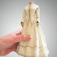 Victoriaanse Jurk op Paspop – Grote Stolpminiatuur – Brocante Display – ca. 19,5 cm