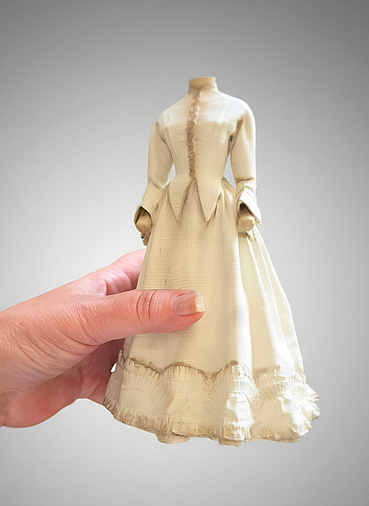 Victoriaanse Jurk op Paspop – Grote Stolpminiatuur – Brocante Display – ca. 19,5 cm