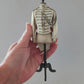 Antiek Amerikaans Uniform op Paspop – Grote Stolpminiatuur – Historische Stijl – ca. 19 cm