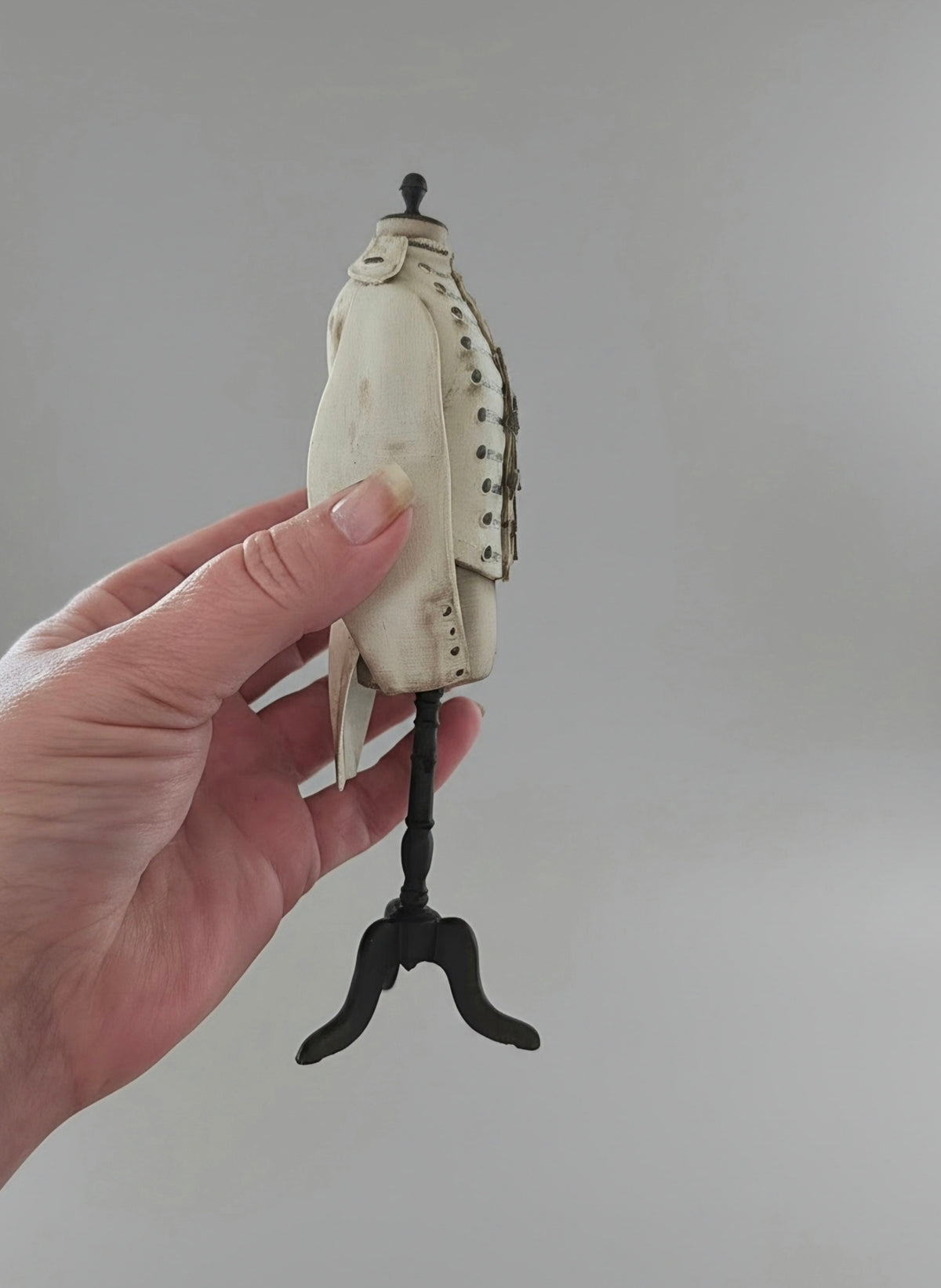 Antiek Amerikaans Uniform op Paspop – Grote Stolpminiatuur – Historische Stijl – ca. 19 cm