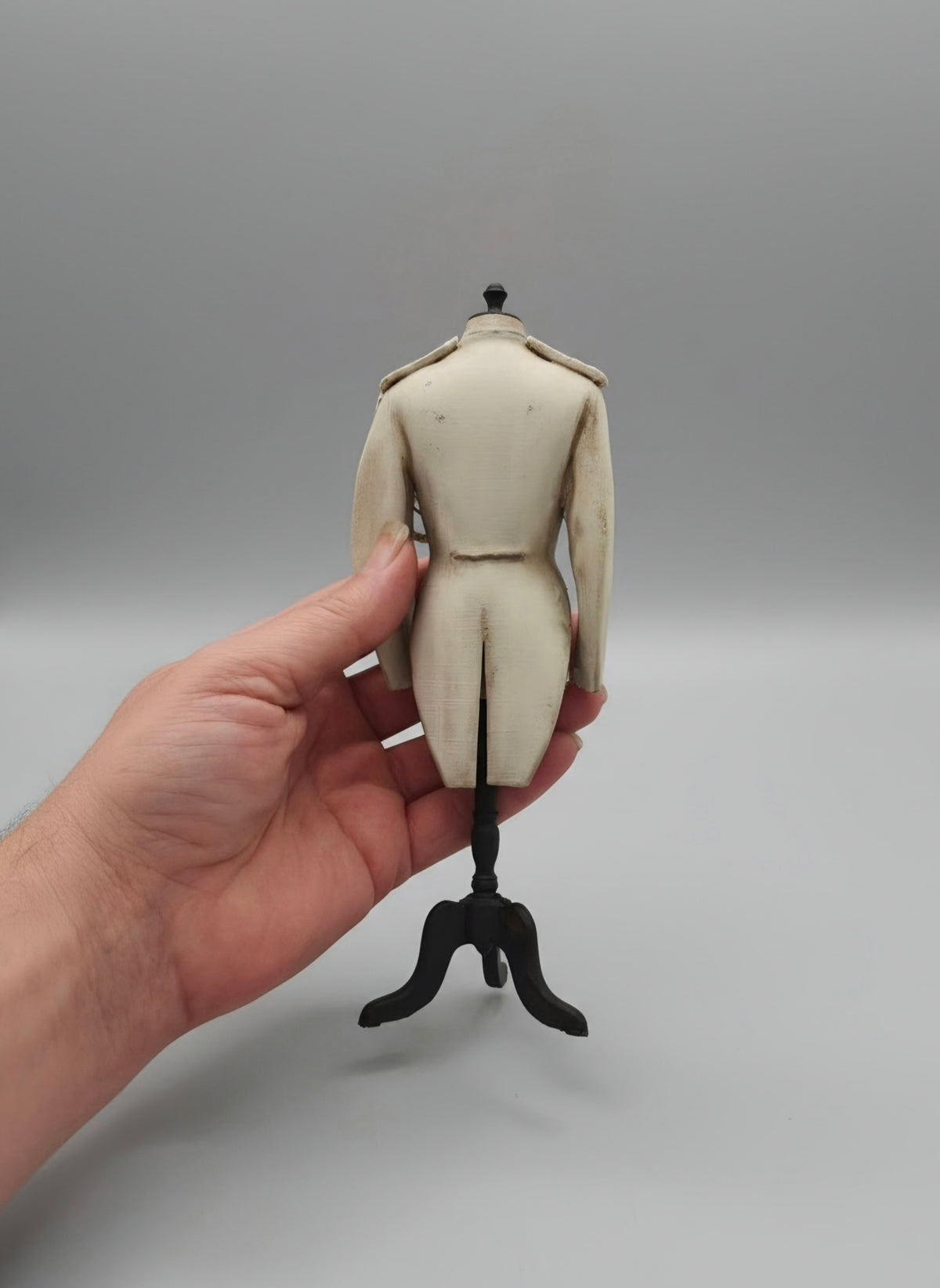 Antiek Amerikaans Uniform op Paspop – Grote Stolpminiatuur – Historische Stijl – ca. 19 cm