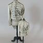 Antiek Amerikaans Uniform op Paspop – Grote Stolpminiatuur – Historische Stijl – ca. 19 cm