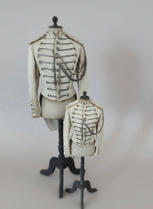 Antiek Amerikaans Uniform op Paspop – Grote Stolpminiatuur – Historische Stijl – ca. 19 cm