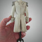 Vintage Militaire Uniformjas op Paspop – Grote Stolpminiatuur – Antieke Stijl – ca. 19 cm