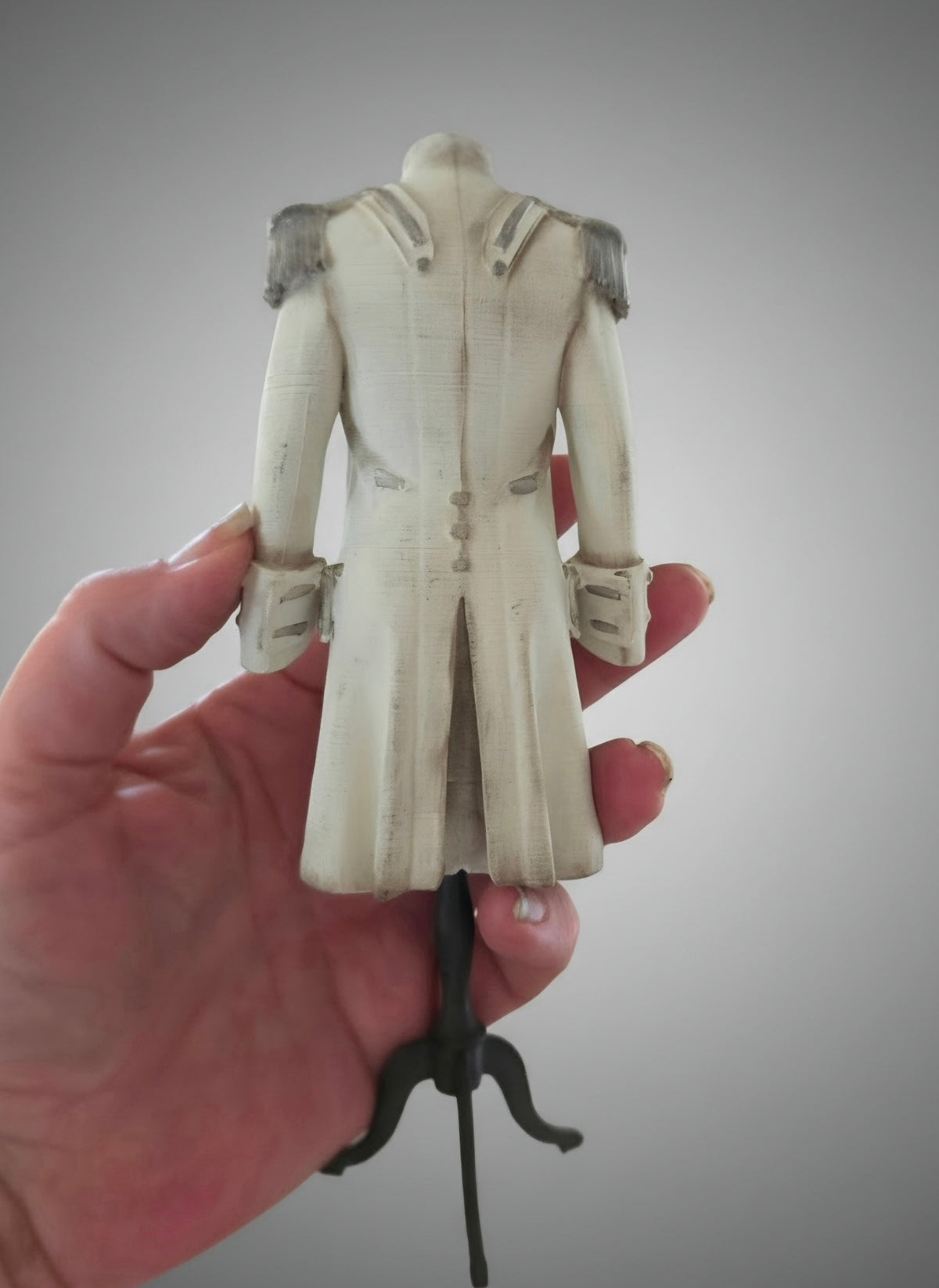 Vintage Militaire Uniformjas op Paspop – Grote Stolpminiatuur – Antieke Stijl – ca. 19 cm