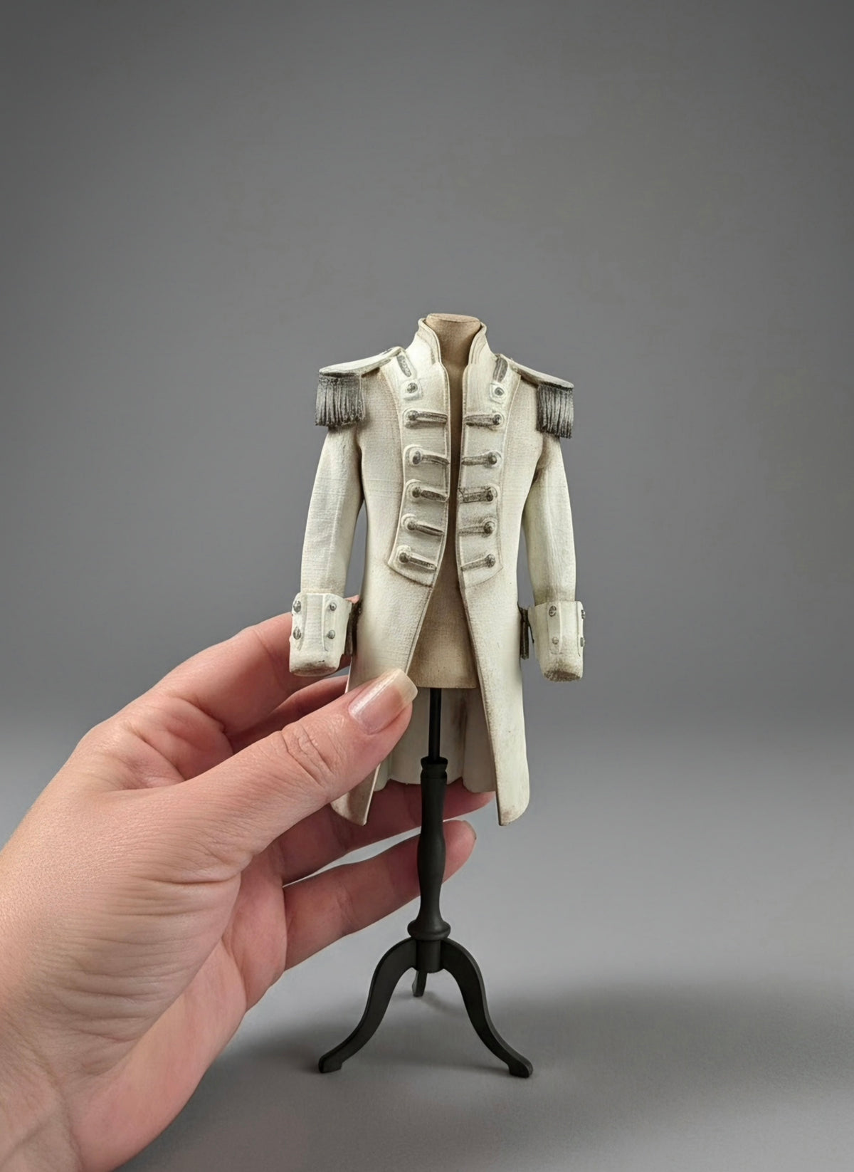 Vintage Militaire Uniformjas op Paspop – Grote Stolpminiatuur – Antieke Stijl – ca. 19 cm
