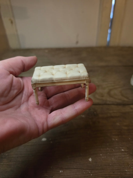 Miniatuur gecapitonneerd krukje – handbeschilderde vintage brocante decoratie
