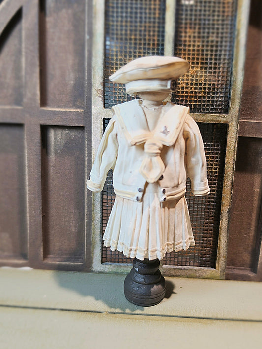 Miniatuur Matrozenpak op Standaard | Vintage Sailor Suit Miniature | Victoriaanse Kinderkleding | Brocante Dollhouse Decor