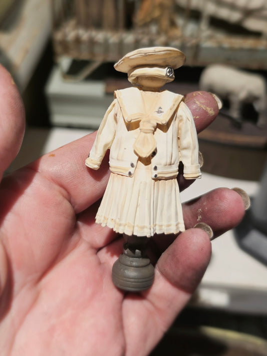 Miniatuur Matrozenpak op Standaard | Vintage Sailor Suit Miniature | Victoriaanse Kinderkleding | Brocante Dollhouse Decor