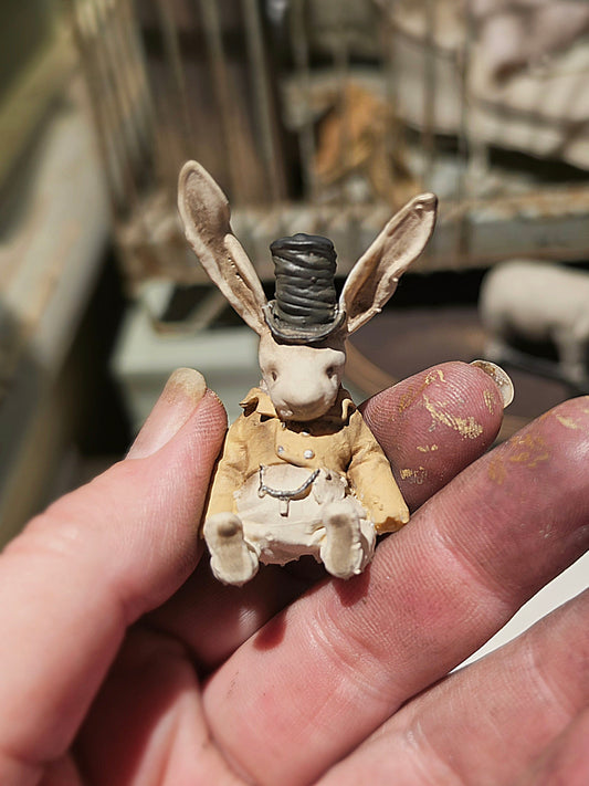 Victoriaans Miniatuur Konijn met Hoge Hoed | Brocante Rabbit Miniature | Vintage Dierenfiguur | Antique Style Dollhouse Decor
