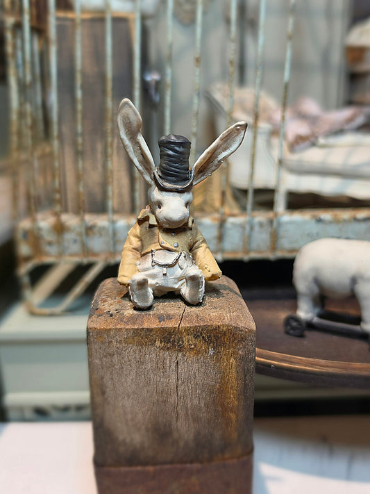 Victoriaans Miniatuur Konijn met Hoge Hoed | Brocante Rabbit Miniature | Vintage Dierenfiguur | Antique Style Dollhouse Decor