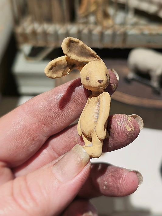 Miniatuur Vintage Konijntje | Antiek Speelgoed Konijn | Brocante Rabbit Miniature | Handbeschilderd Resin Verzamelobject