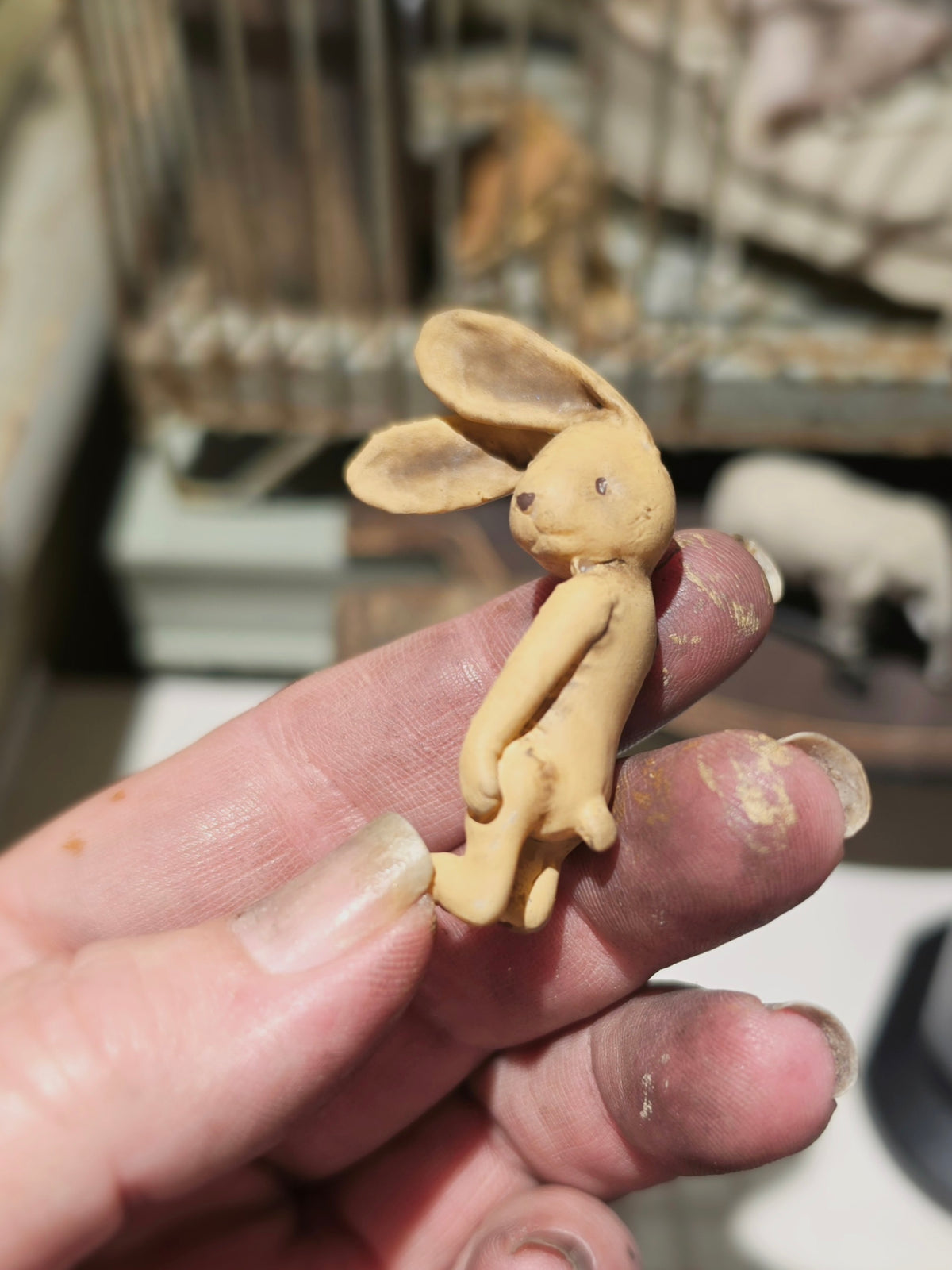 Miniatuur Vintage Konijntje | Antiek Speelgoed Konijn | Brocante Rabbit Miniature | Handbeschilderd Resin Verzamelobject