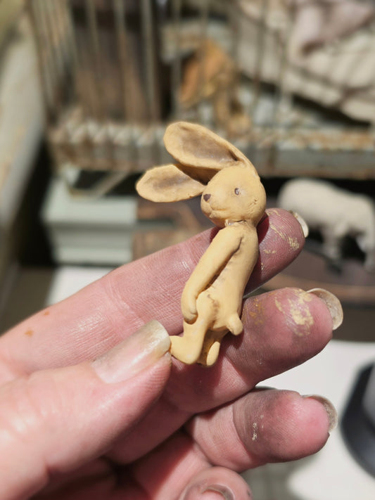 Miniatuur Vintage Konijntje | Antiek Speelgoed Konijn | Brocante Rabbit Miniature | Handbeschilderd Resin Verzamelobject