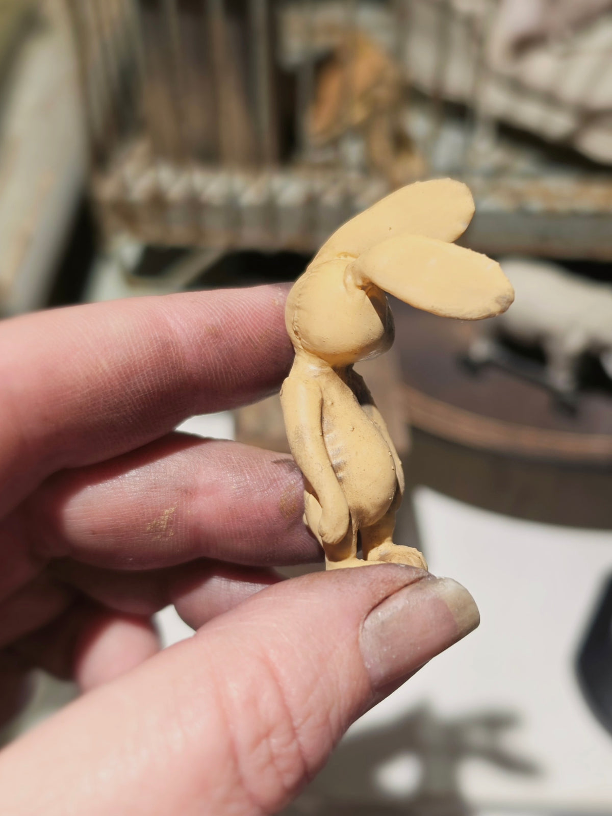 Miniatuur Vintage Konijntje | Antiek Speelgoed Konijn | Brocante Rabbit Miniature | Handbeschilderd Resin Verzamelobject
