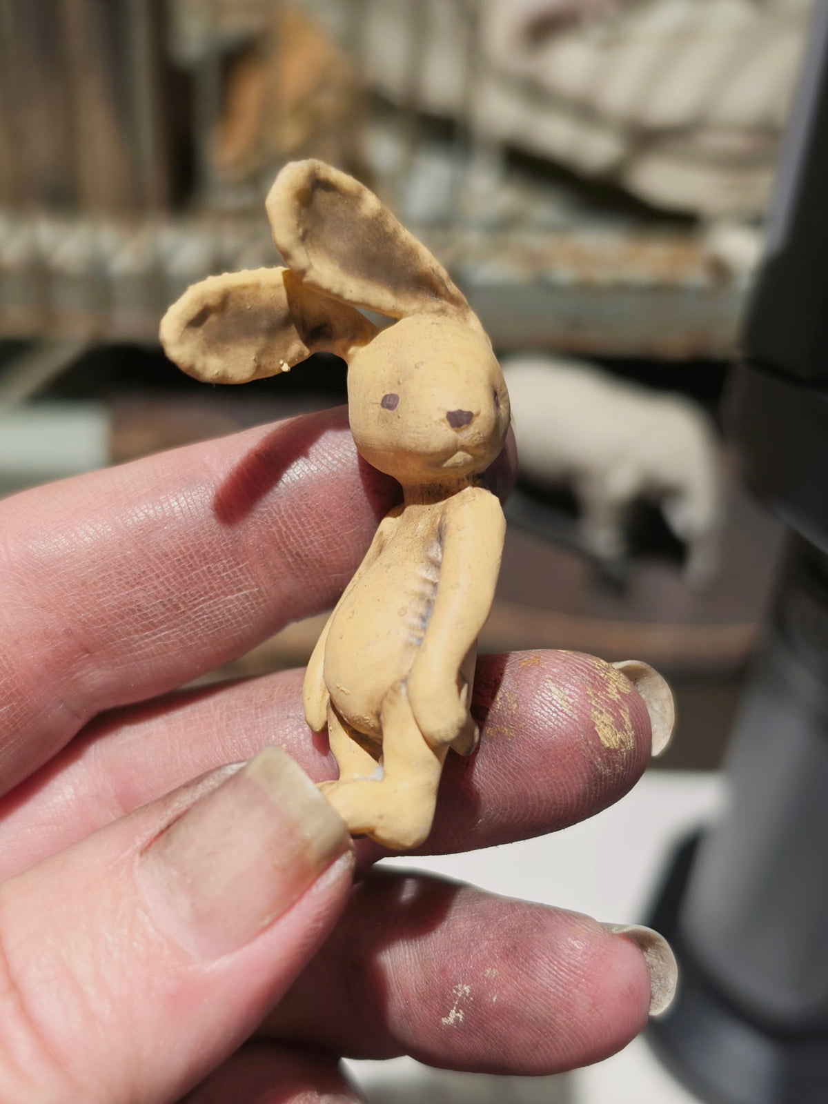 Miniatuur Vintage Konijntje | Antiek Speelgoed Konijn | Brocante Rabbit Miniature | Handbeschilderd Resin Verzamelobject