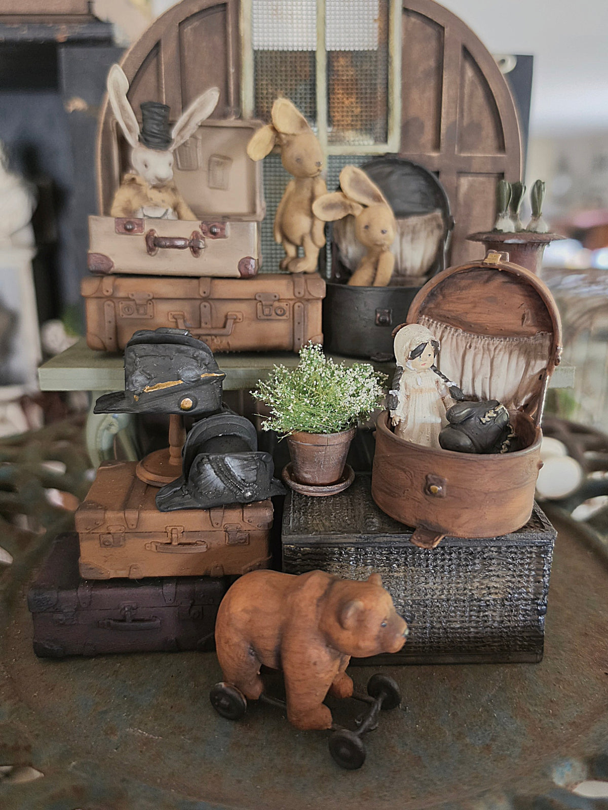 Miniatuur Oude Speelgoedbeer op Wielen – Nostalgische Brocante Charme
