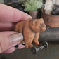 Miniatuur Oude Speelgoedbeer op Wielen – Nostalgische Brocante Charme