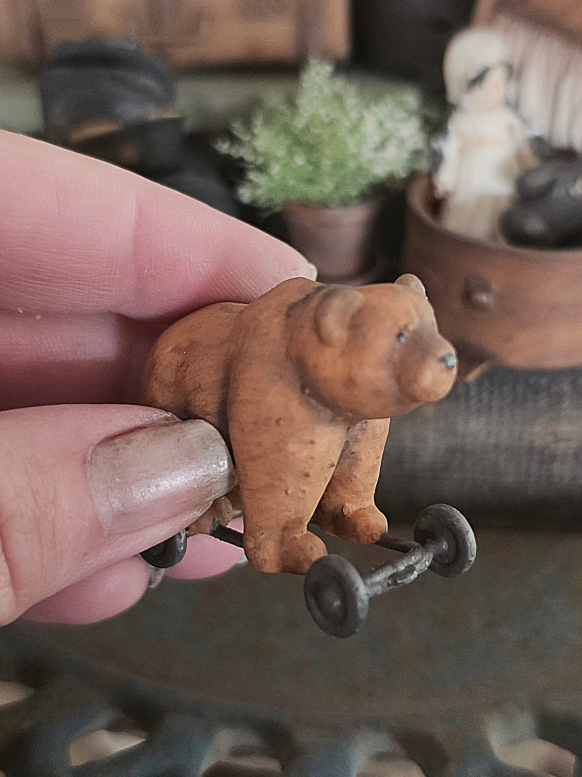 Miniatuur Oude Speelgoedbeer op Wielen – Nostalgische Brocante Charme