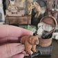 Miniatuur Oude Speelgoedbeer op Wielen – Nostalgische Brocante Charme