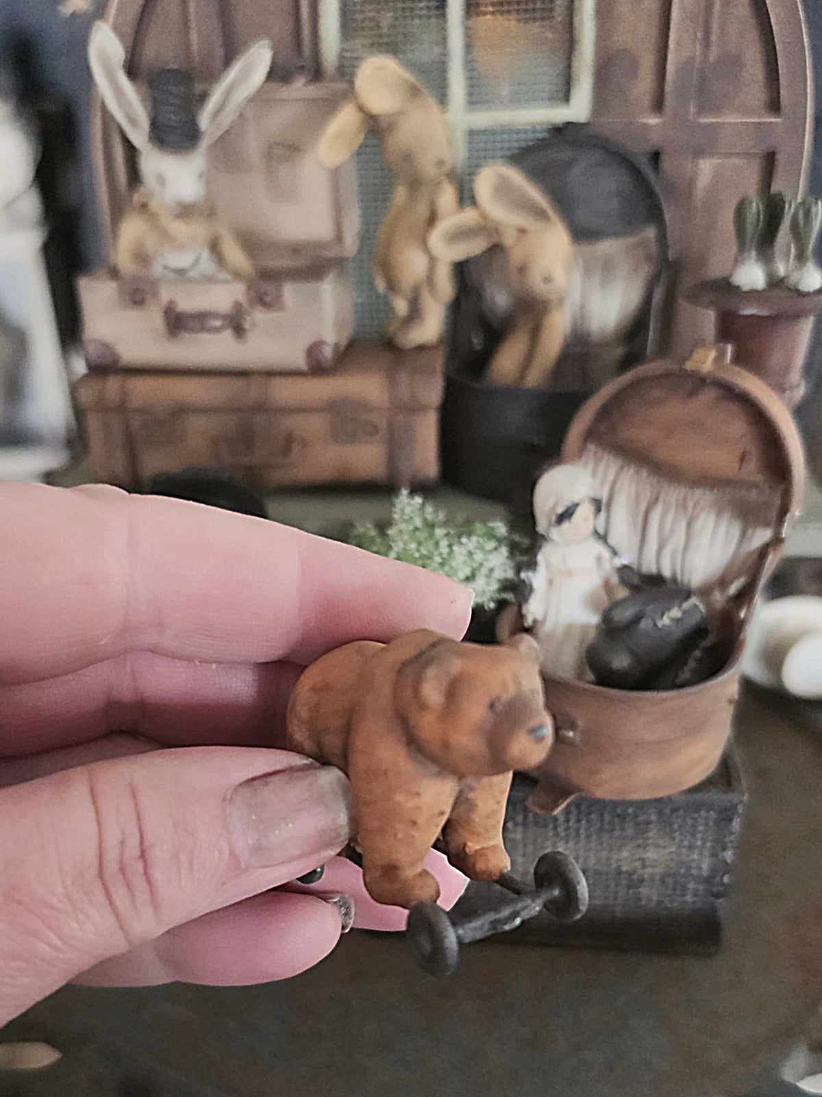 Miniatuur Oude Speelgoedbeer op Wielen – Nostalgische Brocante Charme
