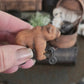Miniatuur Oude Speelgoedbeer op Wielen – Nostalgische Brocante Charme