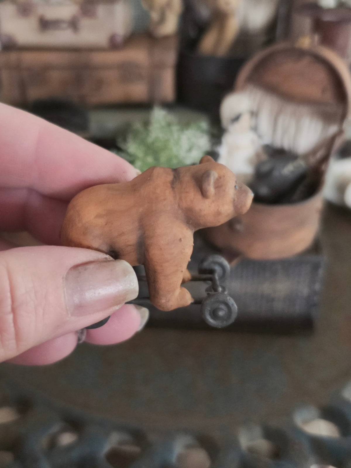 Miniatuur Oude Speelgoedbeer op Wielen – Nostalgische Brocante Charme