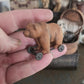Miniatuur Oude Speelgoedbeer op Wielen – Nostalgische Brocante Charme