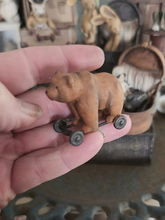 Miniatuur Oude Speelgoedbeer op Wielen – Nostalgische Brocante Charme