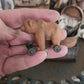 Miniatuur Oude Speelgoedbeer op Wielen – Nostalgische Brocante Charme