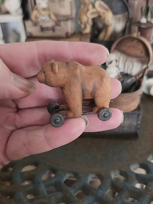 Miniatuur Oude Speelgoedbeer op Wielen – Nostalgische Brocante Charme