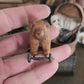 Miniatuur Oude Speelgoedbeer op Wielen – Nostalgische Brocante Charme