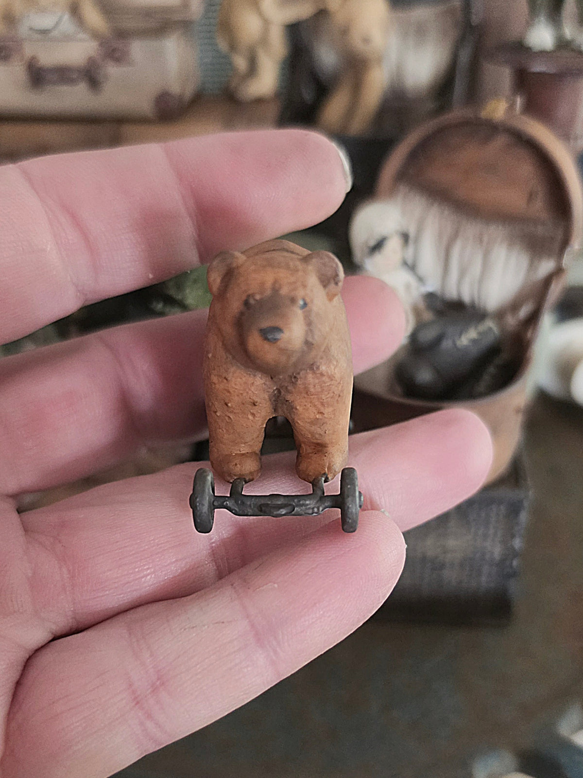 Miniatuur Oude Speelgoedbeer op Wielen – Nostalgische Brocante Charme
