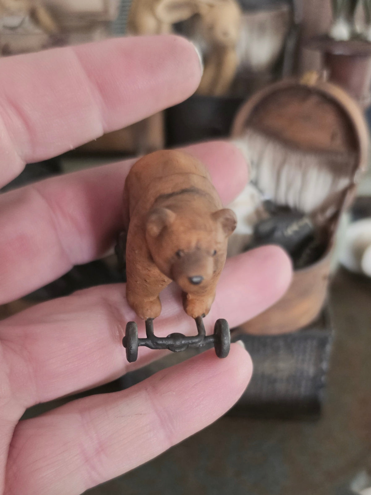 Miniatuur Oude Speelgoedbeer op Wielen – Nostalgische Brocante Charme
